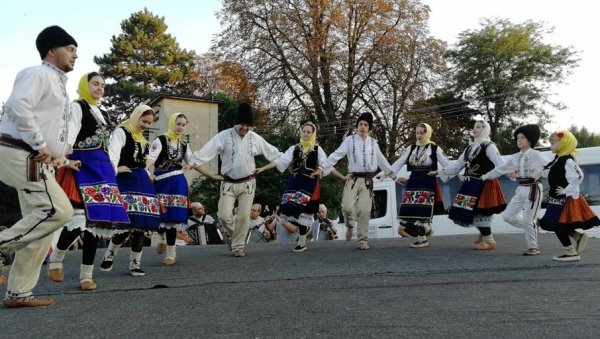 НАРОДНО СТВАРАЛАШТВО: У Салашу код Зајечара оживело Тимочко коло НАРОДНО СТВАРАЛАШТВО: У Салашу код Зајечара оживело Тимочко коло
