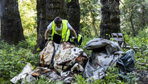 OČIŠĆENO PRIOBALJE DUNAVA, KOD MARINE U APATINU: Udruženje „Čepom do osmeha“ i volonteri sakupili 730 kilograma otpada OČIŠĆENO PRIOBALJE DUNAVA, KOD MARINE U APATINU: Udruženje „Čepom do osmeha“ i volonteri sakupili 730 kilograma otpada