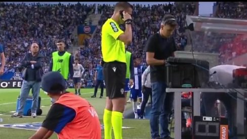 CEO STADION ZANEMEO: Sudija kao DŽejms Bond, svi su čekali da donese ovu odluku, naknada čak 19 minuta (VIDEO) CEO STADION ZANEMEO: Sudija kao DŽejms Bond, svi su čekali da donese ovu odluku, naknada čak 19 minuta (VIDEO)