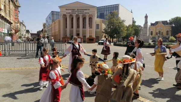 НАРАНЏАСТИ КАРАВАН КРЕНУО ИЗ КИКИНДЕ: Промоција „Дана лудаје“ по градовима Војводине НАРАНЏАСТИ КАРАВАН КРЕНУО ИЗ КИКИНДЕ: Промоција „Дана лудаје“ по градовима Војводине