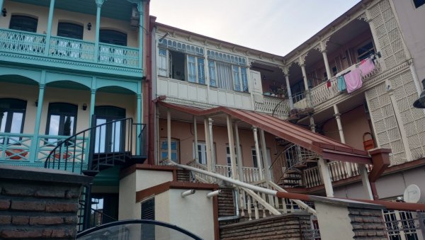 КРАЉЕВОГ СОКОЛА СКУВАО ПОТОК Легенда о настанку Тбилисија уткана у историју Грузина, који себе сматрају наследницима Нојевих потомака КРАЉЕВОГ СОКОЛА СКУВАО ПОТОК Легенда о настанку Тбилисија уткана у историју Грузина, који себе сматрају наследницима Нојевих потомака
