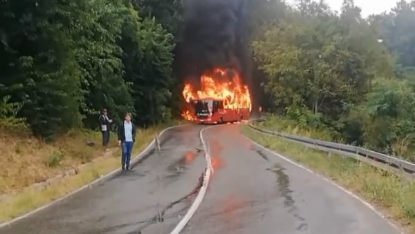 ИЗГОРЕО АУТОБУС КОД АВАЛЕ НА ПУТУ КА РАЉИ: Ватра се проширила и на шуму (ВИДЕО)