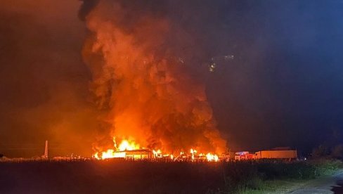 ВАТРА ПРОГУТАЛА ХЛАДЊАЧУ: Ватрогасци покушавају да угасе пожар у фирми у Варварину (ВИДЕО) ВАТРА ПРОГУТАЛА ХЛАДЊАЧУ: Ватрогасци покушавају да угасе пожар у фирми у Варварину (ВИДЕО)