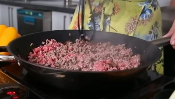 ЦЕЛОГ ЖИВОТА СМО МЛЕВЕНО МЕСО СПРЕМАЛИ НА ПОГРЕШАН НАЧИН: Куварица открила трикове који свако јело дижу на виши ниво ЦЕЛОГ ЖИВОТА СМО МЛЕВЕНО МЕСО СПРЕМАЛИ НА ПОГРЕШАН НАЧИН: Куварица открила трикове који свако јело дижу на виши ниво