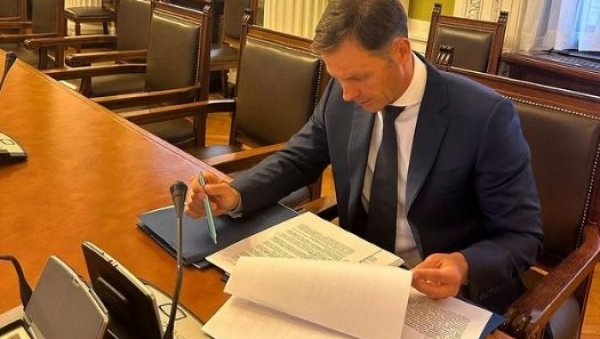 МАЛИ О НАЈАВИ ОПОЗИЦИЈЕ ДА ЋЕ БЛОКИРАТИ СКУПШТИНУ: Ми ћемо радити за наше грађане, а они не желе да грађани добију веће пензије, плате... МАЛИ О НАЈАВИ ОПОЗИЦИЈЕ ДА ЋЕ БЛОКИРАТИ СКУПШТИНУ: Ми ћемо радити за наше грађане, а они не желе да грађани добију веће пензије, плате...