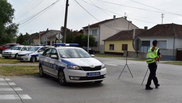 ПОЗЛИЛО МУ ТОКОМ ВОЖЊЕ, ПА СЕ ЗАБИО У БАНДЕРУ: Погинуо мушкарац код Кикинде ПОЗЛИЛО МУ ТОКОМ ВОЖЊЕ, ПА СЕ ЗАБИО У БАНДЕРУ: Погинуо мушкарац код Кикинде