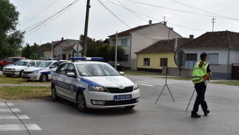 ПОЗЛИЛО МУ ТОКОМ ВОЖЊЕ, ПА СЕ ЗАБИО У БАНДЕРУ: Погинуо мушкарац код Кикинде ПОЗЛИЛО МУ ТОКОМ ВОЖЊЕ, ПА СЕ ЗАБИО У БАНДЕРУ: Погинуо мушкарац код Кикинде