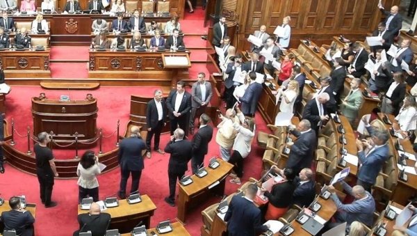 ПОГЛЕДАЈТЕ: Ево шта све тачно опозиција не дозвољава да се усвоји у Скупштини ПОГЛЕДАЈТЕ: Ево шта све тачно опозиција не дозвољава да се усвоји у Скупштини