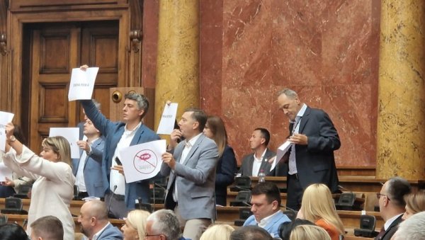 НИКОЛИЋЕВА ОСУДИЛА ВАНДАЛИЗАМ У СКУПШТИНИ: Брука и срамота опозиције у Србији, у само једном дану НИКОЛИЋЕВА ОСУДИЛА ВАНДАЛИЗАМ У СКУПШТИНИ: Брука и срамота опозиције у Србији, у само једном дану