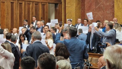 SRAMNO PONAŠANJE MARINIKE, UNIŠTAVA IMOVINU: Orlić poručio - To je vaša bruka što biste Skupštinu da pretvorite u buvlju pijacu (VIDEO) SRAMNO PONAŠANJE MARINIKE, UNIŠTAVA IMOVINU: Orlić poručio - To je vaša bruka što biste Skupštinu da pretvorite u buvlju pijacu (VIDEO)
