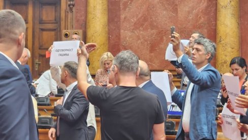 POGLEDAJTE: Bahato ponašanje opozicije u Skupštini (VIDEO) POGLEDAJTE: Bahato ponašanje opozicije u Skupštini (VIDEO)