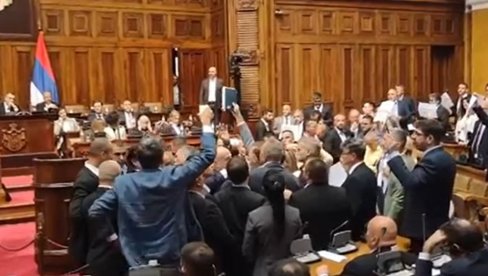 VUČIĆ O OPOZICIJI: Nikakve razlike nema između onih s leva i onih s desna (VIDEO) VUČIĆ O OPOZICIJI: Nikakve razlike nema između onih s leva i onih s desna (VIDEO)