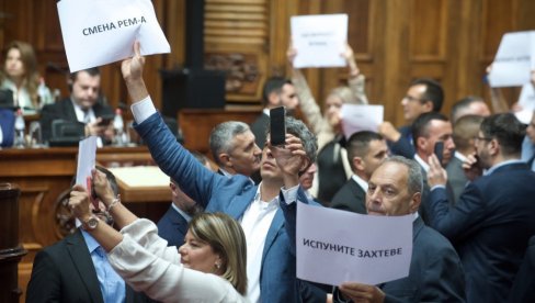 DNO JE PROBIJENO: Dok poslanik priča o ličnom iskustvu i lečenju bolesne dece, opozicija viče i pravi cirkus (VIDEO) DNO JE PROBIJENO: Dok poslanik priča o ličnom iskustvu i lečenju bolesne dece, opozicija viče i pravi cirkus (VIDEO)