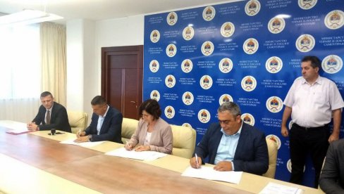 POVEĆAN BROJ DANA PLAĆENOG ODSUSTVA: Potpisan Poseban kolektivni ugovor za zaposlene u organima uprave Srpske POVEĆAN BROJ DANA PLAĆENOG ODSUSTVA: Potpisan Poseban kolektivni ugovor za zaposlene u organima uprave Srpske