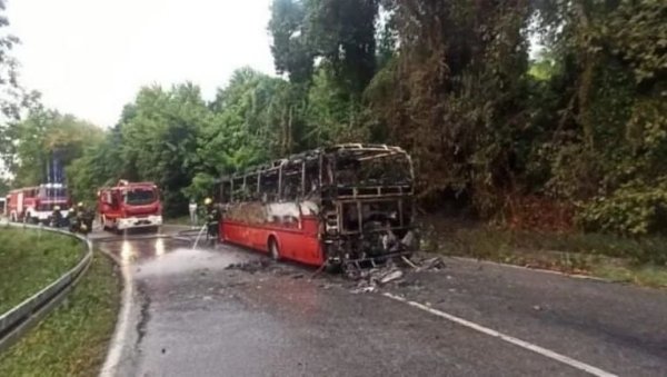 ОД ЊЕГА НИЈЕ ОСТАЛО СКОРО НИШТА: Ево како изгледа аутобус који је јуче изгорео код Рипња (ФОТО) ОД ЊЕГА НИЈЕ ОСТАЛО СКОРО НИШТА: Ево како изгледа аутобус који је јуче изгорео код Рипња (ФОТО)