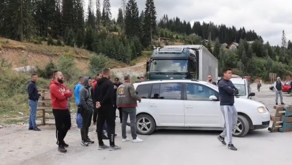 ГНЕВНИ ГРАЂАНИ У ЦГ: Настављене блокаде путева у околини Рожаја ГНЕВНИ ГРАЂАНИ У ЦГ: Настављене блокаде путева у околини Рожаја