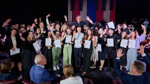 ZLATNA MATRJOŠKA PRIPALA SATIJEVU: Dodeljene nagrade jubilarnog, 10. festivala Kustendorf klasik ZLATNA MATRJOŠKA PRIPALA SATIJEVU: Dodeljene nagrade jubilarnog, 10. festivala Kustendorf klasik