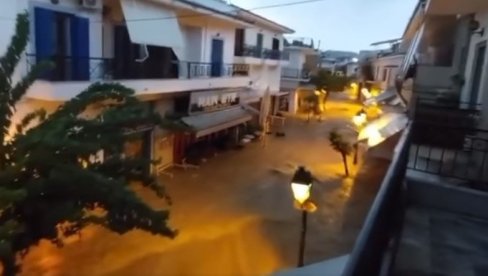 U GRČKOJ HAOS, NAJAVLJENE OLUJE I VISOKI TALASI: Vodene bujice na ulicama, a padavine ne prestaju (VIDEO) U GRČKOJ HAOS, NAJAVLJENE OLUJE I VISOKI TALASI: Vodene bujice na ulicama, a padavine ne prestaju (VIDEO)