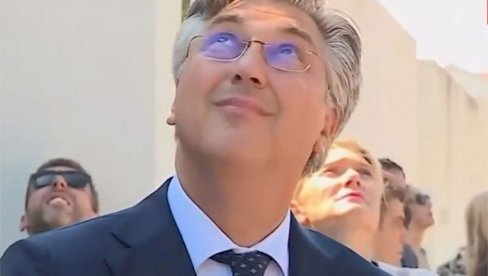 GALEB POGODIO PLENKOVIĆA: Nužda po premijeru Hrvatske (VIDEO) GALEB POGODIO PLENKOVIĆA: Nužda po premijeru Hrvatske (VIDEO)