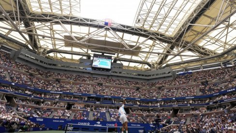 ĐOKOVIĆ MORAO DA SE OKUPA USRED ČETVRTFINALA! Novak nateran da u užasnim uslovima igra protiv 11 godina mlađeg domaćeg takmičara ĐOKOVIĆ MORAO DA SE OKUPA USRED ČETVRTFINALA! Novak nateran da u užasnim uslovima igra protiv 11 godina mlađeg domaćeg takmičara