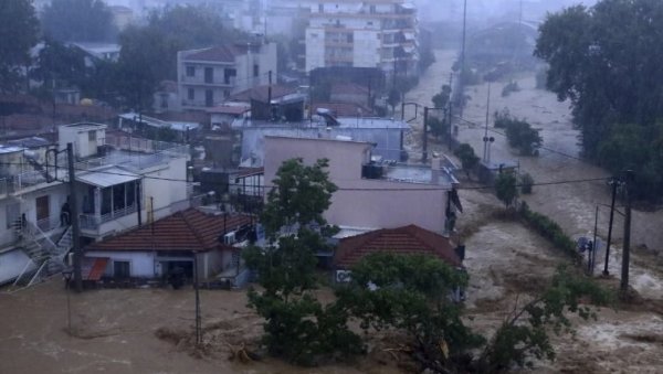 НЕМА СТРУЈЕ, НИ ХРАНЕ, СВЕ ЈЕ ВОДА ОДНЕЛА Српски туристи из Ниша заробљени у Грчкој због невремена