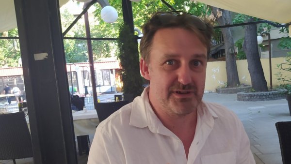 ПОЕЗИЈА ДЕПРЕСИЈУ ЛЕЧИ КАО РЕЛИГИЈА Интервју - Питер Макај, британски песник, лауреат награде Нови Сад ПОЕЗИЈА ДЕПРЕСИЈУ ЛЕЧИ КАО РЕЛИГИЈА Интервју - Питер Макај, британски песник, лауреат награде Нови Сад
