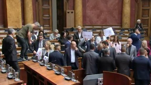 ШЕТАЈУ ЈЕ ОД УСТА ДО УСТА: Нова брука у парламенту ШЕТАЈУ ЈЕ ОД УСТА ДО УСТА: Нова брука у парламенту