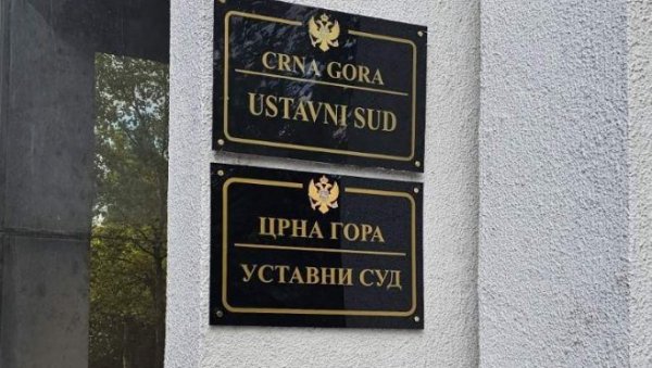 ТРОБОЈКА ОПЕТ НА РАСПЕЋУ: Остаци Миловог режима окомили се на барјак краља Николе испред општинске зграде у Зети ТРОБОЈКА ОПЕТ НА РАСПЕЋУ: Остаци Миловог режима окомили се на барјак краља Николе испред општинске зграде у Зети