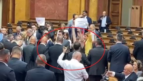 KONOPAC ZA VEŠANJE U PARLAMENTU: Najružnija scena u Skupštini Srbije ikada (VIDEO) KONOPAC ZA VEŠANJE U PARLAMENTU: Najružnija scena u Skupštini Srbije ikada (VIDEO)
