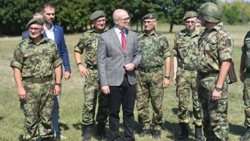 ONI SU BUDUĆNOST VOJSKE SRBIJE: Ministar Vučević obišao kadete na obuci u centru u Somboru (FOTO) ONI SU BUDUĆNOST VOJSKE SRBIJE: Ministar Vučević obišao kadete na obuci u centru u Somboru (FOTO)