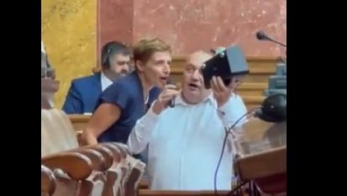 ĐURIĆ OSUDILA PONAŠANJE OPOZCIJE: Ometali su i kolege iz opozicije ĐURIĆ OSUDILA PONAŠANJE OPOZCIJE: Ometali su i kolege iz opozicije