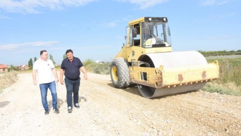 NOVA VEZA OD GRMOVCA DO DOBANOVACA Čučković i Kovačević obišli radnike na obodu Zemuna NOVA VEZA OD GRMOVCA DO DOBANOVACA Čučković i Kovačević obišli radnike na obodu Zemuna