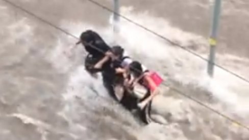 DRAMATIČNE SCENE POTOPA U ATINI: Ulice kao reke, zatvoreni delovi auto-puta (VIDEO) DRAMATIČNE SCENE POTOPA U ATINI: Ulice kao reke, zatvoreni delovi auto-puta (VIDEO)