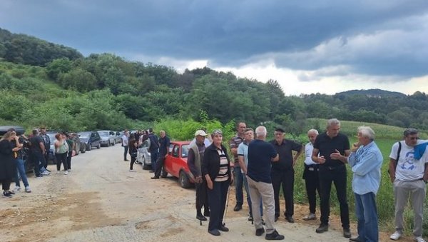 КАБЛАРЦИМА ПРЕКИПЕЛО: Окупили се и саопштили лажним еколозима да их више не узнемиравају и не чувају њихова имања КАБЛАРЦИМА ПРЕКИПЕЛО: Окупили се и саопштили лажним еколозима да их више не узнемиравају и не чувају њихова имања