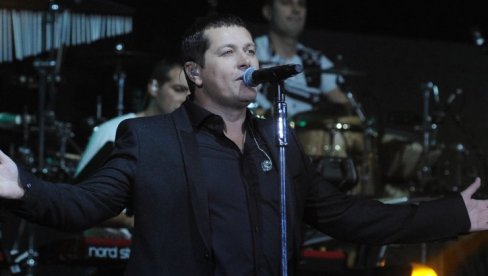 ACO PEJOVIĆ PEVA NA DOČEKU: Jug Srbije željno iščekuje koncert u Surdulici ACO PEJOVIĆ PEVA NA DOČEKU: Jug Srbije željno iščekuje koncert u Surdulici