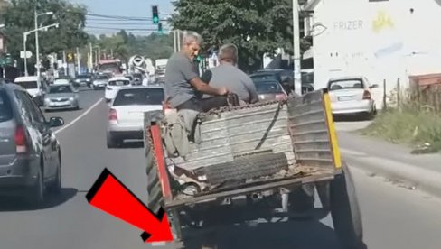 HIT U VINČI: Traktoristi je otpao točak na prikolici - vidite kako se snašao (VIDEO) HIT U VINČI: Traktoristi je otpao točak na prikolici - vidite kako se snašao (VIDEO)