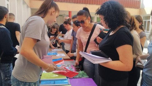 КАКО СЕ СВЕ УЧЕНИЦИ СНАЛАЗЕ ЗА КЊИГЕ: Технолошка школа у Параћину организује базар (ФОТО) КАКО СЕ СВЕ УЧЕНИЦИ СНАЛАЗЕ ЗА КЊИГЕ: Технолошка школа у Параћину организује базар (ФОТО)