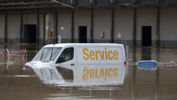РОНИОЦИ НА ТЕРЕНУ, ТРАГА СЕ СА ЖРТВАМА: Вода у Грчкој однела на десетине аутомобила (ФОТО) РОНИОЦИ НА ТЕРЕНУ, ТРАГА СЕ СА ЖРТВАМА: Вода у Грчкој однела на десетине аутомобила (ФОТО)