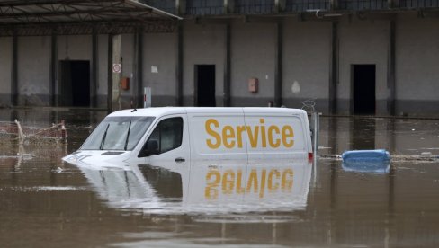 РОНИОЦИ НА ТЕРЕНУ, ТРАГА СЕ СА ЖРТВАМА: Вода у Грчкој однела на десетине аутомобила (ФОТО)