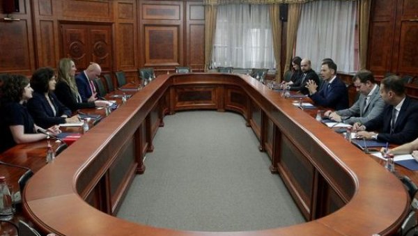УВЕРЕНИ СМО ДА ЋЕ СЕ ГОСТИ ВРАТИТИ ЈЕР СУ УВИДЕЛИ ШТА СРБИЈА НУДИ Министар Мали састао се са привредном делегацијом Охаја (ФОТО) УВЕРЕНИ СМО ДА ЋЕ СЕ ГОСТИ ВРАТИТИ ЈЕР СУ УВИДЕЛИ ШТА СРБИЈА НУДИ Министар Мали састао се са привредном делегацијом Охаја (ФОТО)
