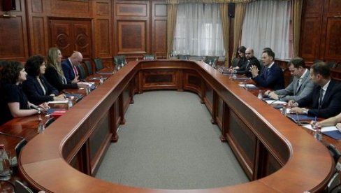 UVERENI SMO DA ĆE SE GOSTI VRATITI JER SU UVIDELI ŠTA SRBIJA NUDI Ministar Mali sastao se sa privrednom delegacijom Ohaja (FOTO) UVERENI SMO DA ĆE SE GOSTI VRATITI JER SU UVIDELI ŠTA SRBIJA NUDI Ministar Mali sastao se sa privrednom delegacijom Ohaja (FOTO)
