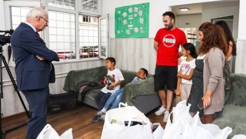 VELIKO SRCE CRVENO-BELIH: Zvezda donirala igračke i odeću deci u svratištu VELIKO SRCE CRVENO-BELIH: Zvezda donirala igračke i odeću deci u svratištu