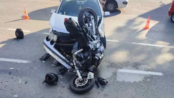ТЕШКА НЕСРЕЋА У ШАПЦУ: Једна особа повређена у судару аутомбила и мотора (ФОТО) ТЕШКА НЕСРЕЋА У ШАПЦУ: Једна особа повређена у судару аутомбила и мотора (ФОТО)