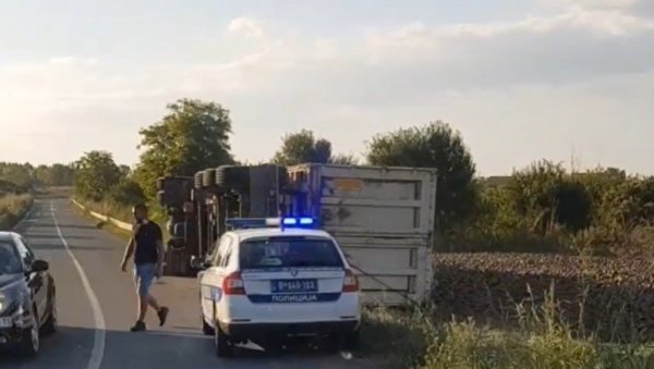 ПРЕВРНУО СЕ КАМИОН, ЈЕДНА ТРАКА БЛОКИРАНА: Нова саобраћајка на путевима Србије (ВИДЕО) ПРЕВРНУО СЕ КАМИОН, ЈЕДНА ТРАКА БЛОКИРАНА: Нова саобраћајка на путевима Србије (ВИДЕО)