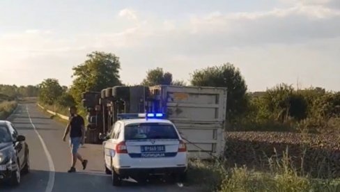 PREVRNUO SE KAMION, JEDNA TRAKA BLOKIRANA: Nova saobraćajka na putevima Srbije (VIDEO) PREVRNUO SE KAMION, JEDNA TRAKA BLOKIRANA: Nova saobraćajka na putevima Srbije (VIDEO)