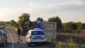 PREVRNUO SE KAMION, JEDNA TRAKA BLOKIRANA: Nova saobraćajka na putevima Srbije (VIDEO) PREVRNUO SE KAMION, JEDNA TRAKA BLOKIRANA: Nova saobraćajka na putevima Srbije (VIDEO)