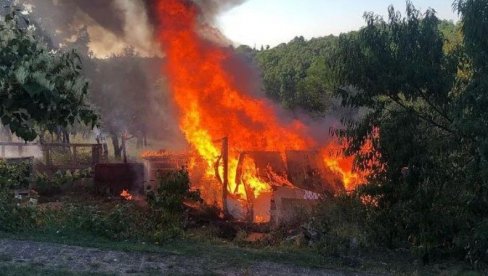 VATRA PROGUTALA POMOĆNI OBJEKAT: Požar u Barajevu, na sreću nije bilo povređenih (FOTO) VATRA PROGUTALA POMOĆNI OBJEKAT: Požar u Barajevu, na sreću nije bilo povređenih (FOTO)