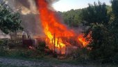 ВАТРА ПРОГУТАЛА ПОМОЋНИ ОБЈЕКАТ: Пожар у Барајеву, на срећу није било повређених (ФОТО) ВАТРА ПРОГУТАЛА ПОМОЋНИ ОБЈЕКАТ: Пожар у Барајеву, на срећу није било повређених (ФОТО)