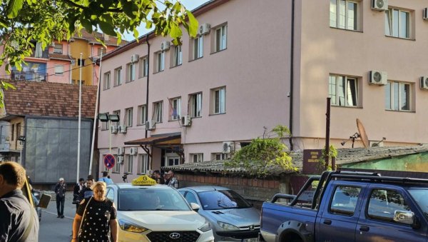 СНАЖАН ОТПОР КУРТИЈЕВОМ ТЕРОРУ: Запослени у српским институцијама у згради Канцеларије за КиМ и јутрос на радним местима - ту провели и ноћ СНАЖАН ОТПОР КУРТИЈЕВОМ ТЕРОРУ: Запослени у српским институцијама у згради Канцеларије за КиМ и јутрос на радним местима - ту провели и ноћ