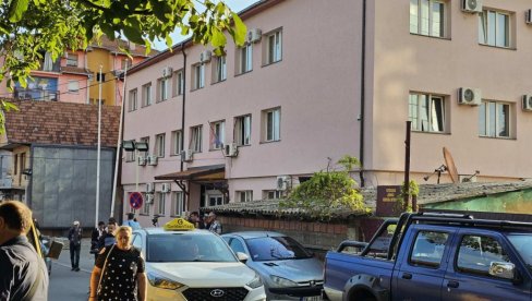 СНАЖАН ОТПОР КУРТИЈЕВОМ ТЕРОРУ: Запослени у српским институцијама у згради Канцеларије за КиМ и јутрос на радним местима - ту провели и ноћ СНАЖАН ОТПОР КУРТИЈЕВОМ ТЕРОРУ: Запослени у српским институцијама у згради Канцеларије за КиМ и јутрос на радним местима - ту провели и ноћ
